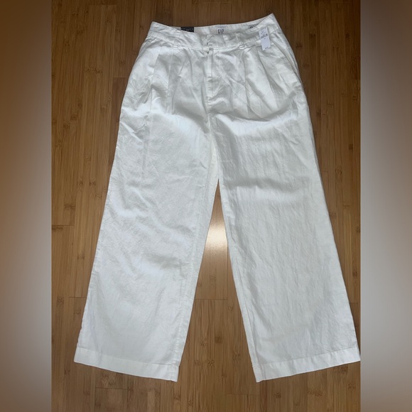 GAP Pants - Gap Woman’s White linen pleated linen pant. Size 12. NWT